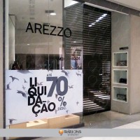 Adesivo Impresso em Sistema Digital de Alta Resolução Flipado e Aplicado em Vitrine 